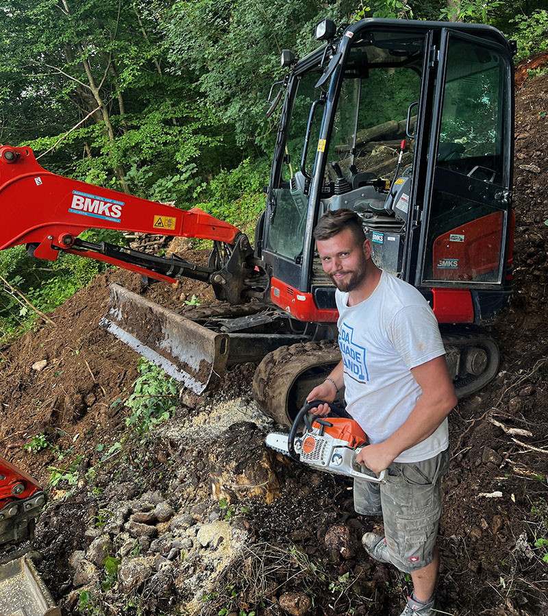 Der Dorfstätter Andi und sein Bagger am Waldgrundstück