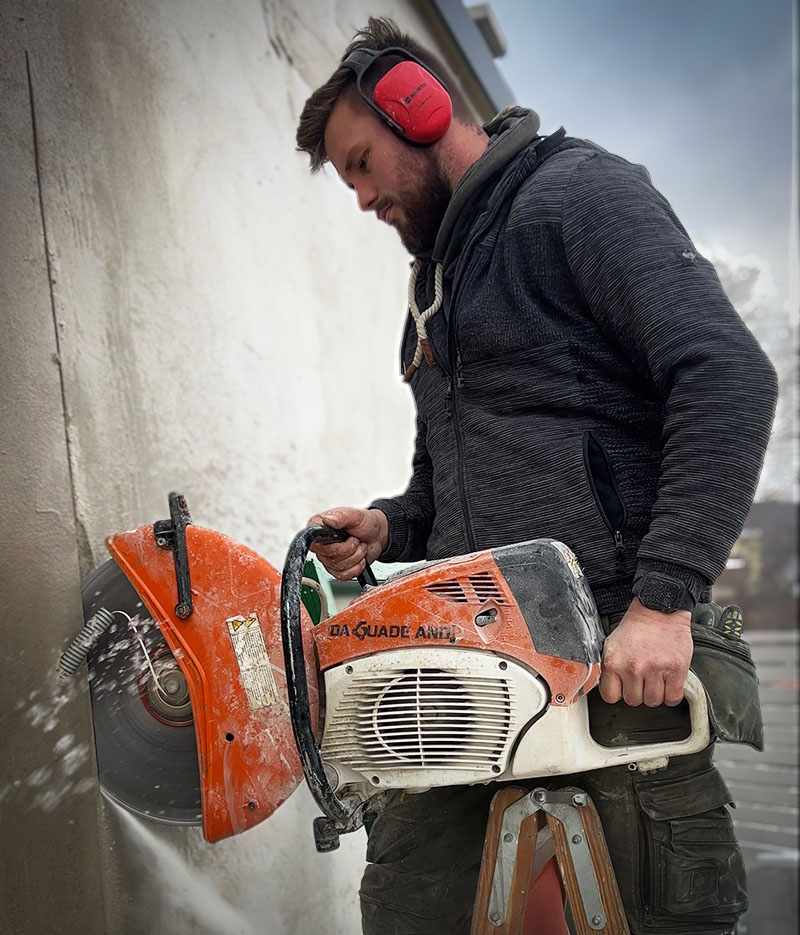 Beim Dorfmeister Andi wird Beton auch per Hand geschnitten