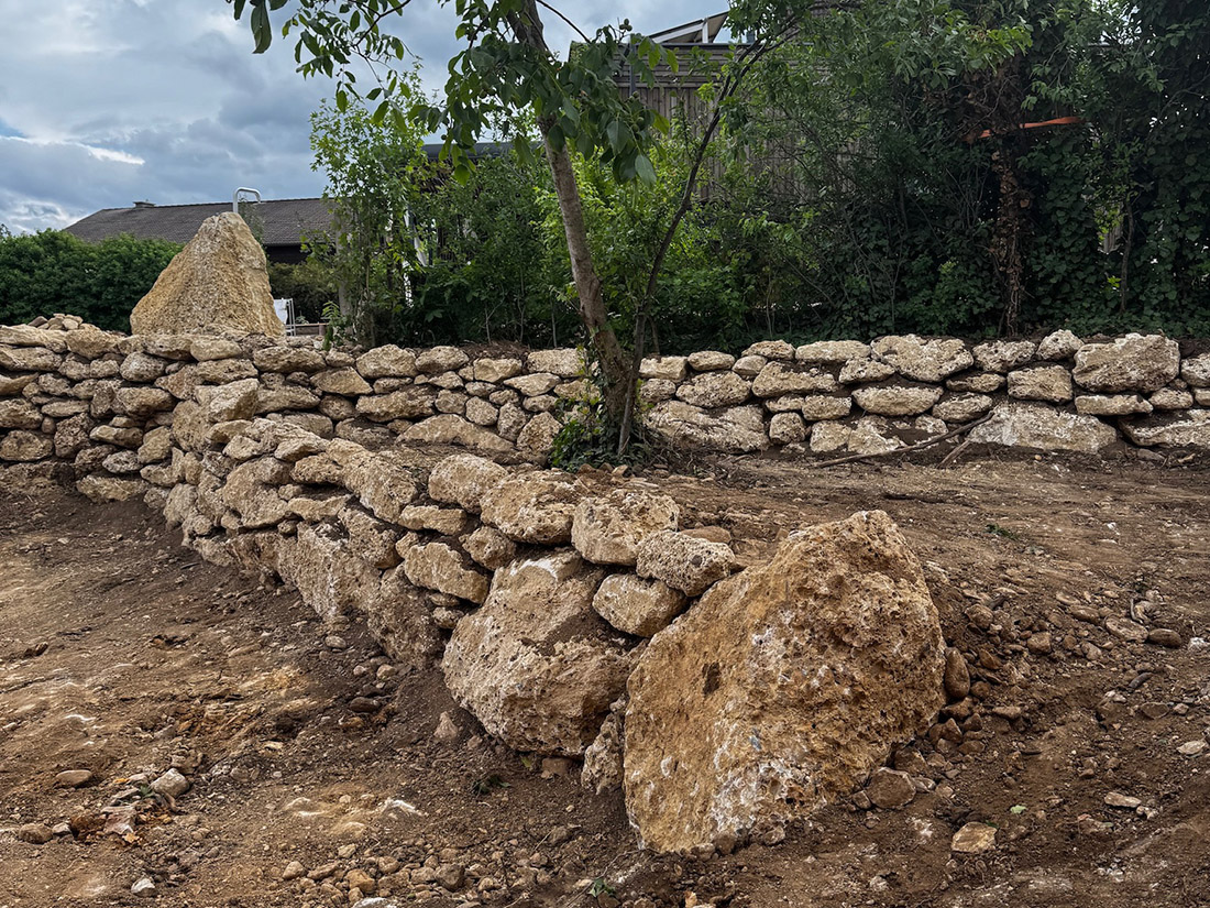 Gartenbegrenzung aus Natursteinen